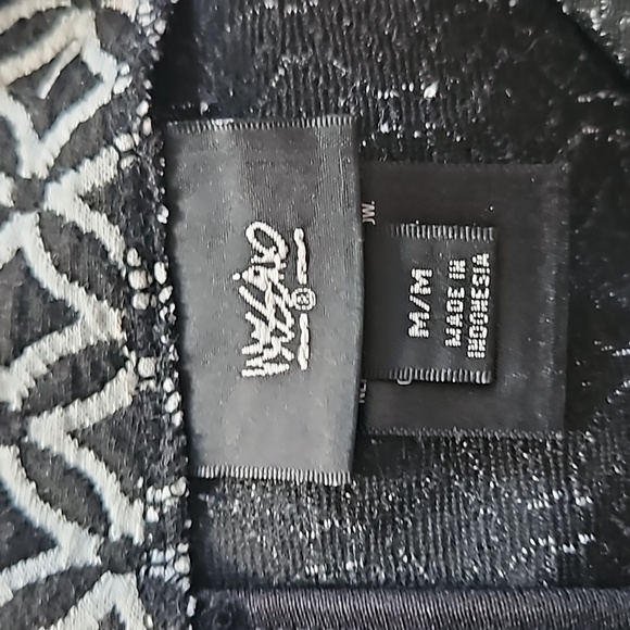 Graphic, knit pencil skirt with silver back zipper. - Picture 4 of 5